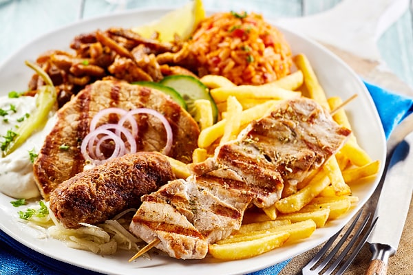 Griechischer Teller mit Gyros, Pommes, Salat, Reis